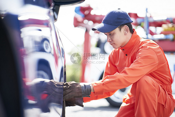 道路救援服务人员检查更换轮胎图片