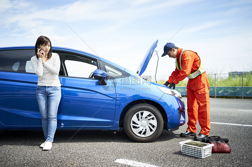 道路救援服务人员检修汽车电路图片