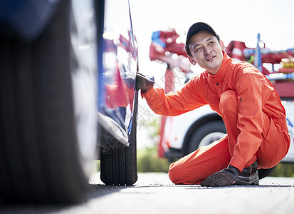 道路车辆检修员检查轮胎图片