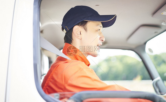 道路救援服务人员开车图片