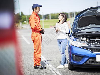 道路救援服务人员为女司机讲解维修建议图片