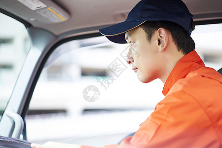 道路救援服务人员开车图片