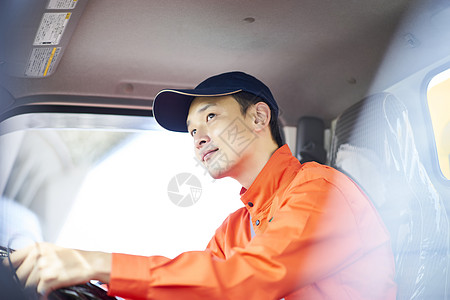 道路救援服务人员开车高清图片