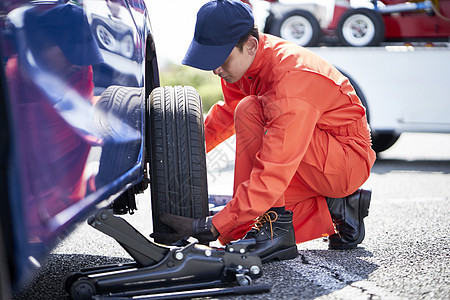 道路车辆检修员修理轮胎图片