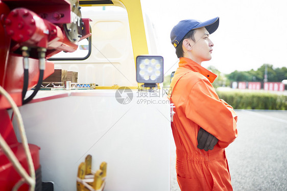 道路救援服务人员图片