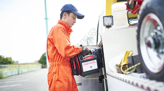 道路救援服务人员准备工具图片