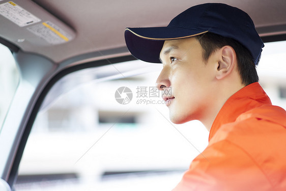 道路救援服务人员开车图片