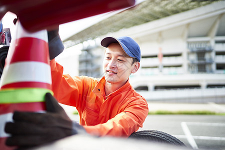 道路救援服务人员准备工具图片