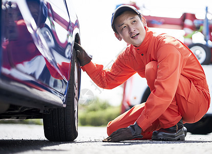 道路救援服务人员检查更换轮胎图片