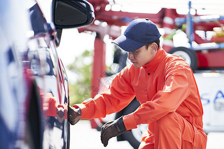 道路救援服务人员检查更换轮胎图片