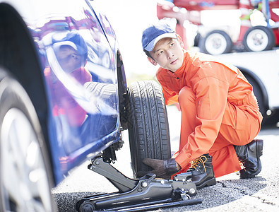 道路救援服务人员拆卸更换轮胎图片