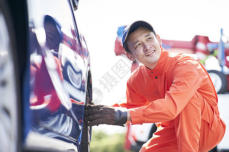 道路救援服务人员拆卸更换轮胎图片