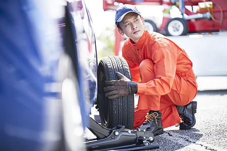 道路救援服务人员拆卸更换轮胎图片