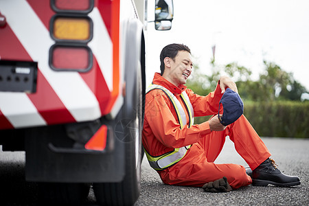 道路救援服务人员开车图片