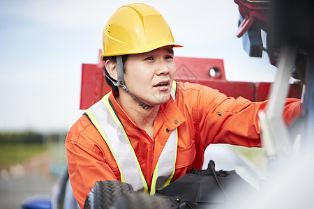 道路救援服务人员检查牵引装置图片