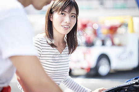 道路救援服务人员与客户沟通图片