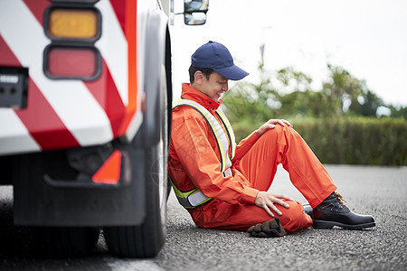 道路救援服务人员开车图片