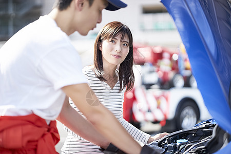 道路救援服务人员与客户沟通图片