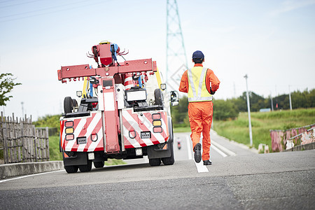 道路救援工作人员准备拖车图片