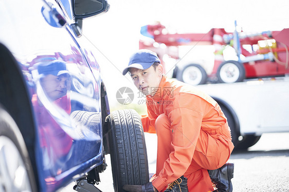 道路救援服务人员拆卸轮胎图片