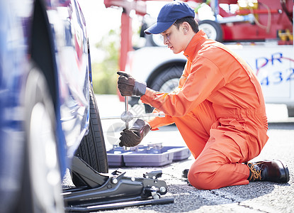 道路救援服务人员检查更换轮胎图片