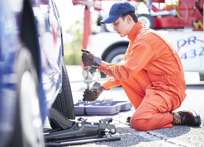 道路救援服务人员检查更换轮胎图片