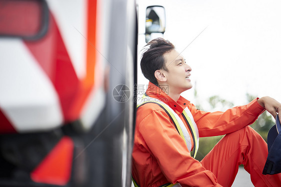 道路救援服务人员开车图片