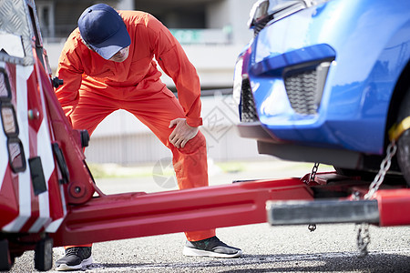 道路救援服务人员牵引故障车辆图片