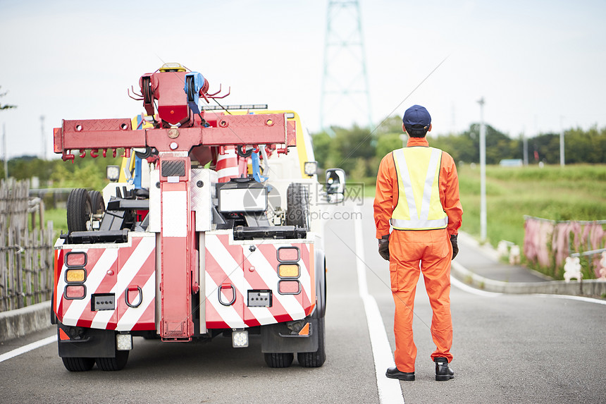 道路上的道路救援服务人员图片