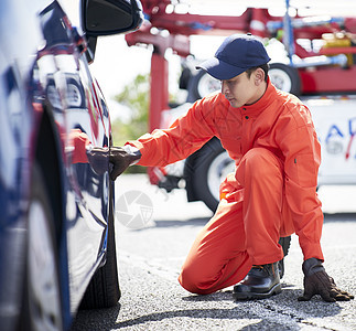 道路救援服务人员检查更换轮胎图片