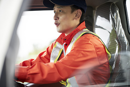 道路救援服务人员开车图片