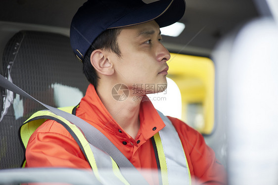 道路救援服务人员开车图片