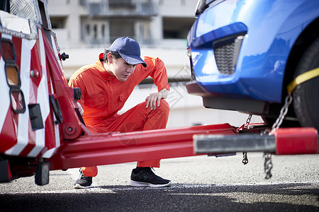 道路救援服务人员牵引故障车辆图片