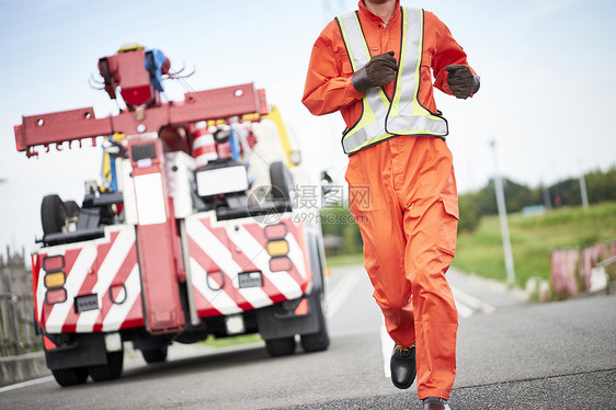 道路上的道路救援服务人员图片