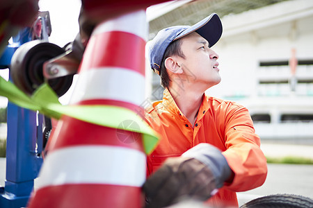 搬运放置路障锥桶的道路救援服务人员图片