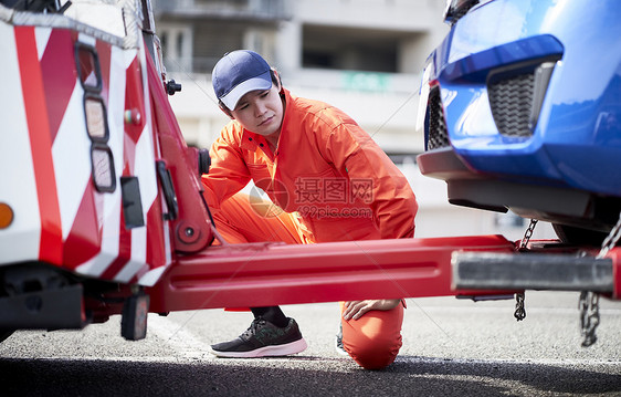 道路救援服务人员牵引故障车辆图片