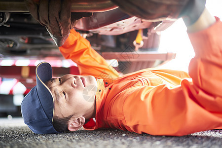 在车底检修故障的道路救援服务人员图片