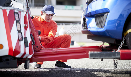 道路救援服务人员牵引故障车辆图片