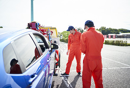 道路救援服务人员拆卸更换轮胎图片