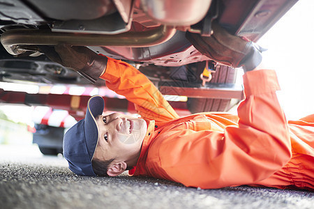 在车底检修故障的道路救援服务人员图片