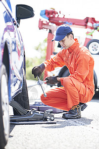 道路救援服务人员拆卸更换轮胎高清图片