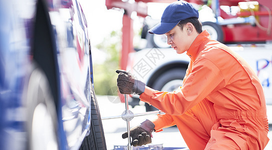 道路救援服务人员拆卸更换轮胎图片