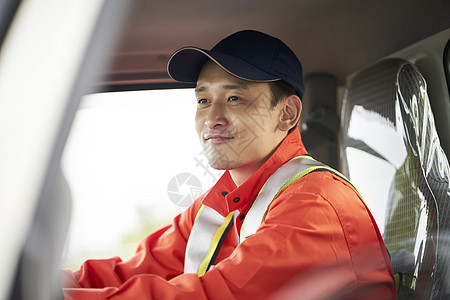 道路救援服务人员开车图片