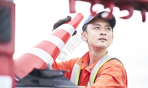 搬运放置路障锥桶的道路救援服务人员图片