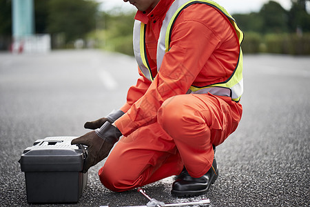 道路救援服务人员准备工具图片