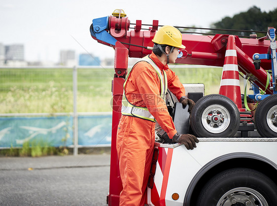 道路救援服务人员工作图片