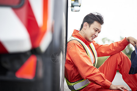 靠着车辆休息的道路救援服务人员图片