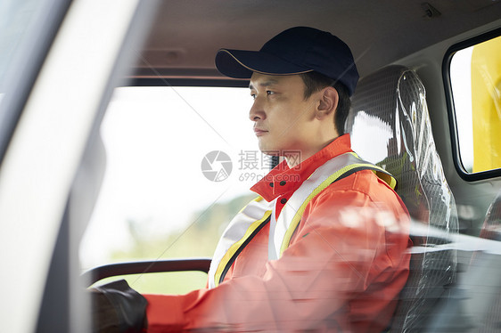 道路救援服务人员开车图片