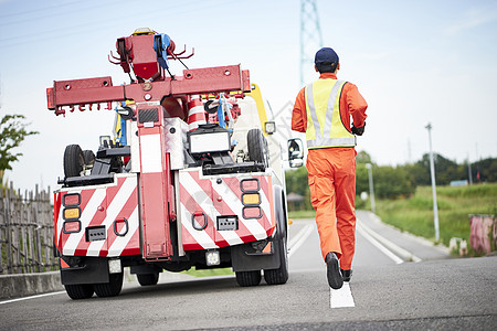 道路上的道路救援服务人员背影高清图片