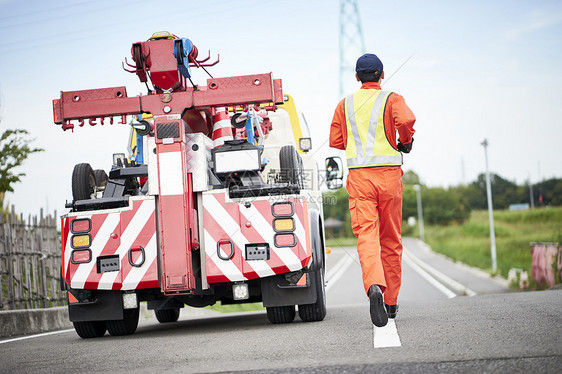 道路上的道路救援服务人员背影图片